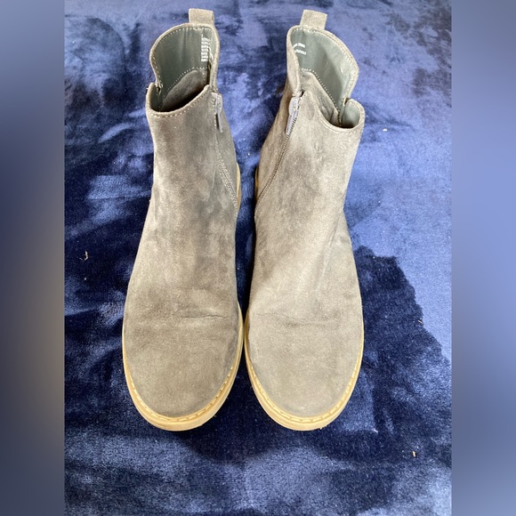Women’s Universal Threads Suede Ankle Boots - Grey with Tan sole. Women’s size 7 - Picture 4 of 8
